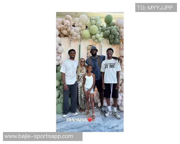 布莱斯分享詹姆斯全家福感恩瞬间幸福洋溢温馨家庭时光